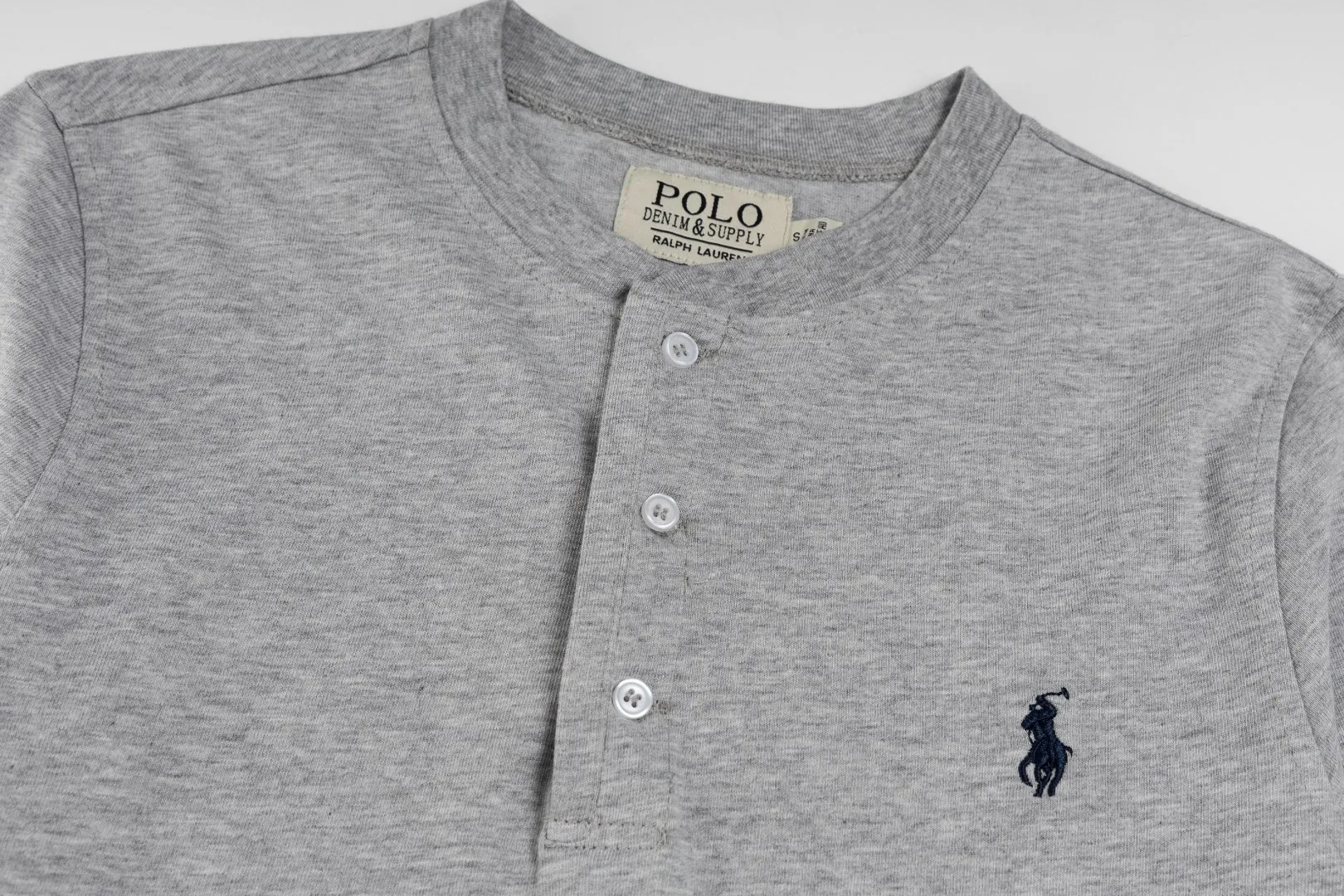 P196 #R85 Ralph Lauren washed heavy brushed distressed henley stand-up collar open chest long-sleeved bottoming shirt thin sweatshirt fabric 100% Xinjiang long-staple cotton, imported embroidered logo on the chest custom threaded collar, classic embroidery, the highest version, suitable for business and leisure daily use! 🌘3-button placket, laser logo pearlescent resin buttons, cuffs and hem are double-stitched, different from the currency version. Washed and distressed, sand-washed and stir-fried. Color: White, Black, Navy Blue, Army Green, Gray Size: S M L XL Length: 69/70/72/75 Bust: 102/108/116/124 Shoulder width: 43/45/47/49 Recommended weight: 100-120/120-140/140-160/160-180 pounds